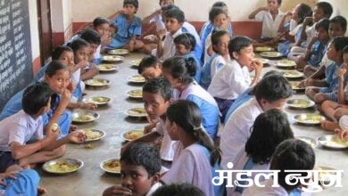 Indian-school-children-eating-midday-meals-amravati-mandal