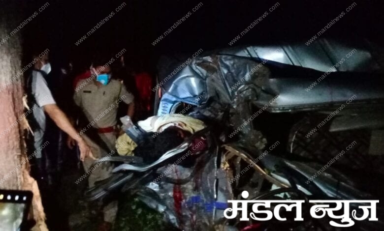 cruiser-car-crashed-into-a-tree-amravati-mandal