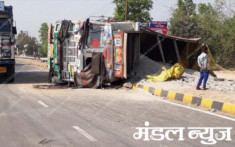 truck-overturned-amravati-mandal