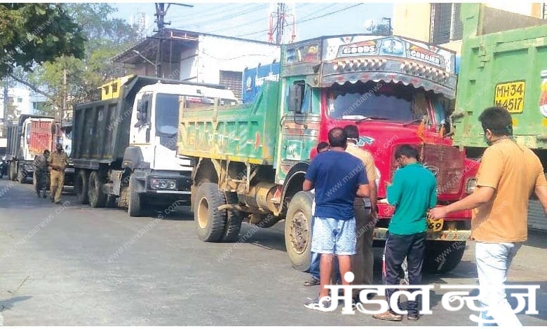 truck-caught-amravati-mandal