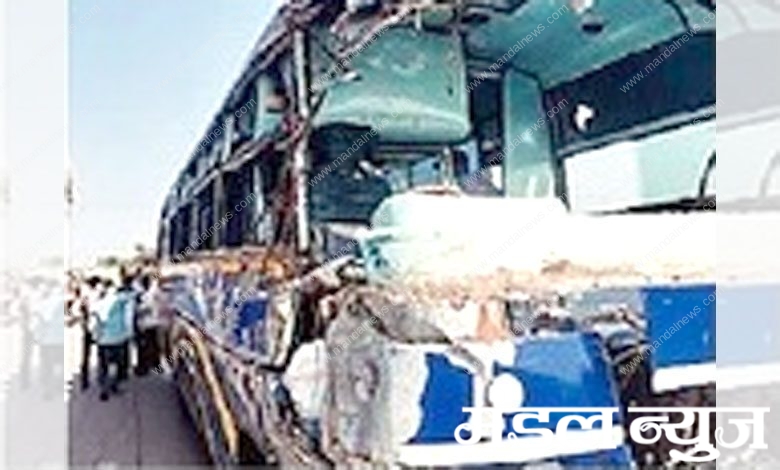 Collision-of-Trucks-and-Travels-amravati-mandal