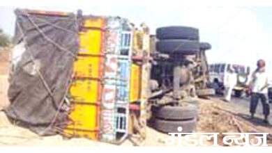 truck-overturned-amravati-mandal