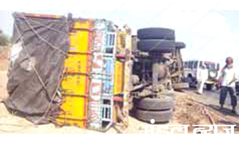 truck-overturned-amravati-mandal