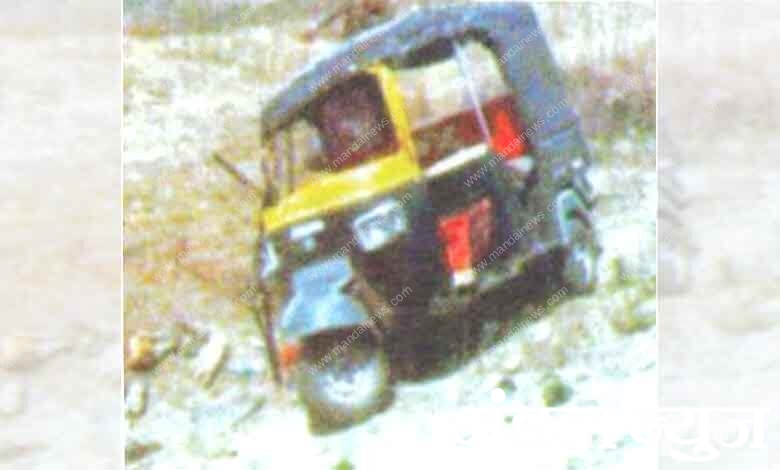 Auto-Overturns-in-Ditch-amravati-mandal